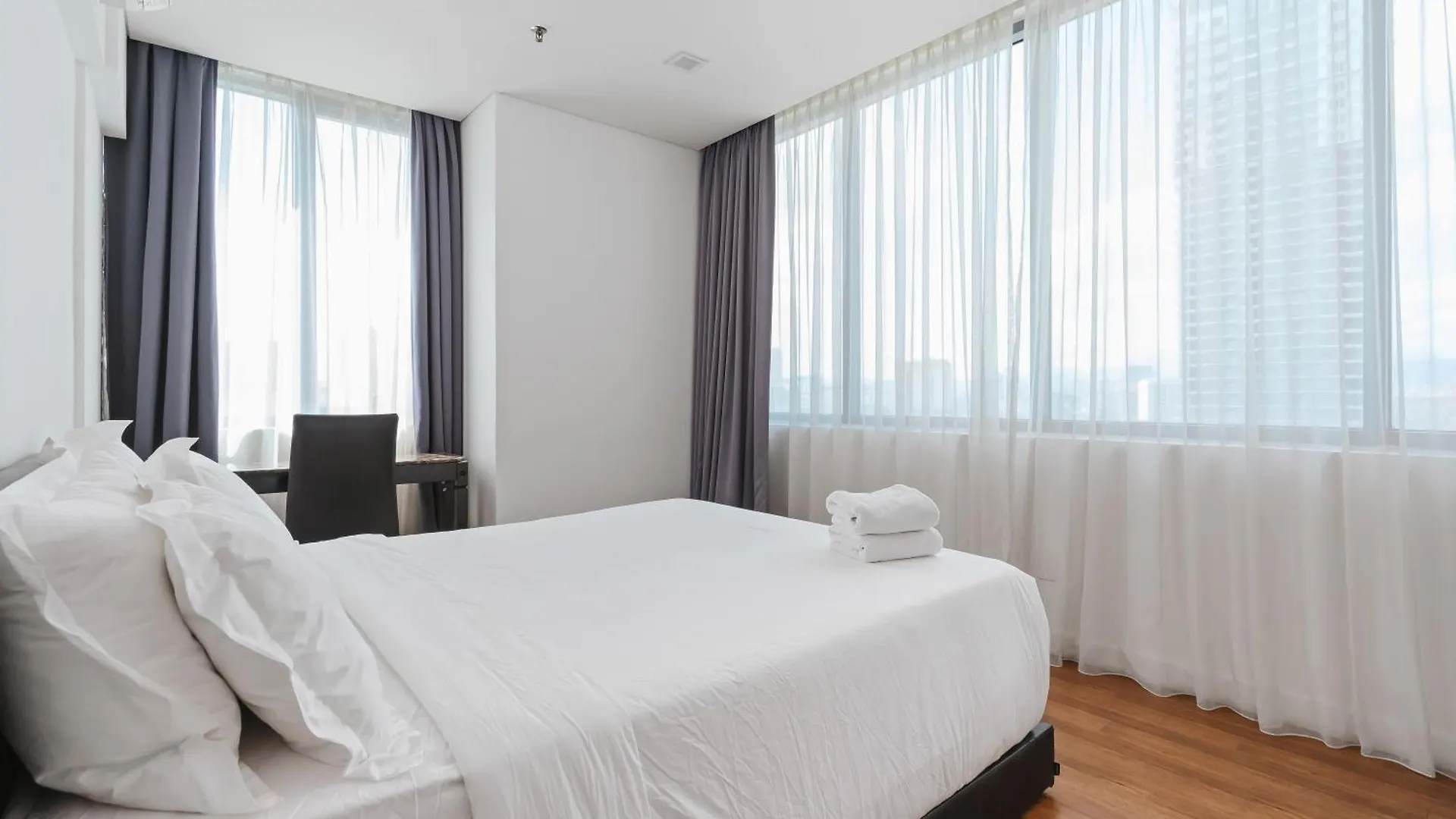 Summer Suites Klcc Apartments By Soulasia Kuala Lumpur